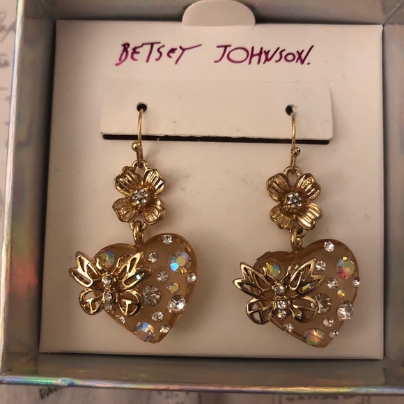 Betsey Johnson Gold Tone Lucite Heart With Flower & Butterfly Drop Earrings NIB - Picture 5 of 12